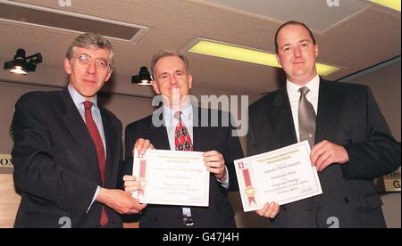 Il segretario di casa Jack Straw presenta l'ispettore in carica Paul Fleming (centro) e Sgt Dave Stewart, della polizia di Strathclyde, con certificati per segnare l'annuncio di oggi (Mer) di premi in denaro per finanziare quattordici progetti di ricerca volti a migliorare la polizia in Gran Bretagna. Vedi la storia della PA polizia CONTRO IL CRIMINE. Foto di Tony Harris./PA Foto Stock