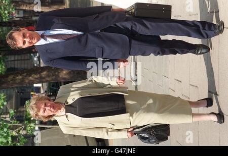 Jonathan Aitken e sua madre, Lady Aitken, arrivano al Tribunale di Londra questa mattina (giovedì), dove sta perseguendo un caso di diffamazione contro il giornale Guardiano e la Televisione di Granada. Il sig. Aitken, ministro degli appalti pubblici della difesa e - fino alle dimissioni del luglio 1995 - capo segretario del Tesoro, chiede danni, compresi i danni aggravati, per accuse fatte nell'aprile e nel dicembre 1995. Vedi PA storia COURTS Aitken. Foto di Stefan Rousseau/PA. Foto Stock