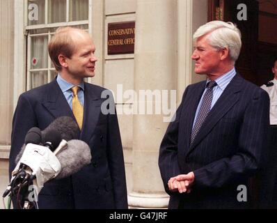 William Hague (a sinistra) e Lord Parkinson parlano ai media al di fuori dell'ufficio centrale conservatore di Londra dopo che è stato annunciato che Parkinson è il nuovo partito Chariman. Il 23/12/97 Lord Parkinson ha respinto le proposte di essere stato semi-distaccato dal leader del partito William Hague. Si era ipotecato che i due fossero in disaccordo sulla gestione del dibattito sulla famiglia reale da parte dell'Aia e sulle opinioni del leader sulla riforma della Camera dei Lord. Foto Stock