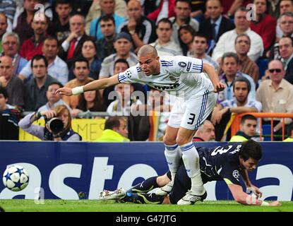 Calcio - UEFA Champions League - Quarter Final - prima tappa - Real Madrid v Tottenham Hotspur - Santiago Bernabeu. La Pepe del Real Madrid (a sinistra) sfida Gareth Bale di Tottenham Hotspur (a destra) Foto Stock