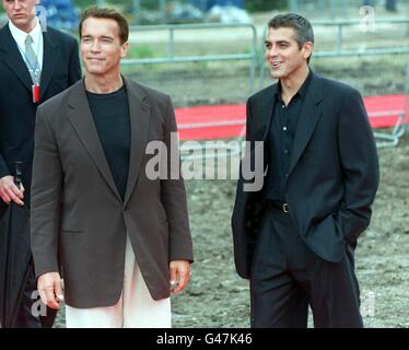 Stelle del nuovo film di Batman, Arnold Swartzenegger (a sinistra) e George Clooney fuori dalla centrale elettrica di Battersea a Londra questa mattina (lunedì), dove hanno sostenuto l'annuncio di oggi che sarà convertito in uno dei più grandi cinema multischermo del mondo. Il Powerplex da 20 milioni sarà gestito da Warner Village Cinemas e aprirà all'inizio del 2000. Guarda la storia di PA SHOWBIZ Battersea. Foto di Stefan Rousseau/PA. Foto Stock