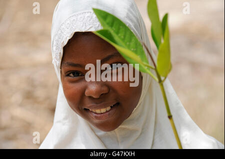 KENYA Mombasa, villaggio Majaoni, i bambini della scuola di ambiente club giovani pianta mangrove durante il sentiero escursione alla fascia costiera per il clima e la protezione delle coste per prevenire erosione del mare, la creazione di una consapevolezza ambientale Foto Stock