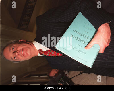 Neil Hamilton, ex-MP per Tatton, lascia il centro di Millbank, London, portando una copia del tanto atteso rapporto ufficiale dal Commissario parlamentare per gli standard di Sir Gordon Downey, in contanti per le domande della vicenda che ha scoperto che ex Tory MPs Signor Hamilton e Tim Smith sono stati trovati per avere accettato i pagamenti da Harrods boss Mohamed Al Fayed. Vedere PA storia politica standard. Foto di Stefan Rousseau/PA Foto Stock