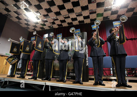 I membri della Central Band della Royal Air Force (RAF) hanno fatto una prova al RAF Northolt di Middlesex in quanto è stato rivelato che un fanfare di trombe suonerà il momento in cui il principe William e Kate Middleton legano il nodo. PREMERE ASSOCIAZIONE foto. Data immagine: Martedì 12 aprile 2011. Il suono drammatico riempirà le sale sacre dell'Abbazia di Westminster dopo che la coppia è sposata il 29 aprile. Il comandante dell'ala Duncan Stubbs, che dirigerà la band di sette trombettisti e un batterista, ha composto un nuovo fanfare per il giorno. Il pezzo, che non sarà sentito fino al matrimonio, è chiamato Valiant e. Foto Stock