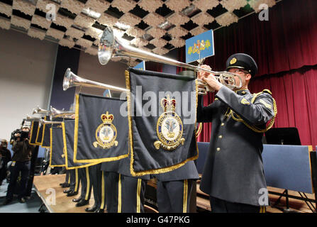 I membri della Central Band della Royal Air Force (RAF) hanno fatto una prova al RAF Northolt di Middlesex in quanto è stato rivelato che un fanfare di trombe suonerà il momento in cui il principe William e Kate Middleton legano il nodo. Foto Stock