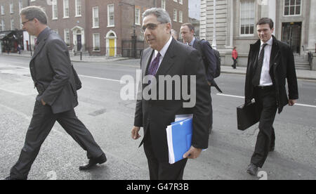 Una delegazione del Fondo monetario Internazionale (FMI) (nomi non noti) che lascia il Dipartimento delle Finanze a Dublino. PREMERE ASSOCIAZIONE foto. Data foto: Martedì 12 aprile 2011. Il credito fotografico deve essere: Niall Carson/PA Wire Foto Stock