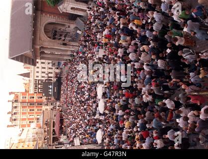 Migliaia di persone si impadono a Covent Garden questa sera (lunedì) per guardare lo spettacolo di gala di addio alla Royal Opera House su uno schermo gigante. L'edificio di 138 anni si chiuderà dopo l'esecuzione di questa sera per un progetto di riqualificazione di 214 milioni di euro, finanziato in modo appropriato da una sovvenzione di 78.5 milioni di lotterie. La riapertura è prevista per dicembre 1999. Foto di John Stillwell/PA. VEDI PA STORIA ARTS OPERA. Foto Stock