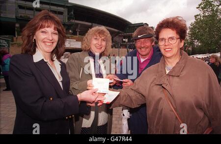 Gli appassionati di tennis britannici sue Edwards (a sinistra) e Diane McDonald (seconda a sinistra) scambiano i loro biglietti per il Centre Court con la coppia tedesca Winfried e Renner Ulrike per i biglietti per il No 1 Court questa mattina (giovedì). 1 britannico e 2 Tim Henman e Greg Rusedski stanno giocando le loro quarti di finale sulla nuova Corte n. 1, mentre l'ex campione tedesco Boris Becker è presente al Centre Court. Foto di Fiona Hanson/PA. GUARDA LA STORIA DI PA. Foto Stock