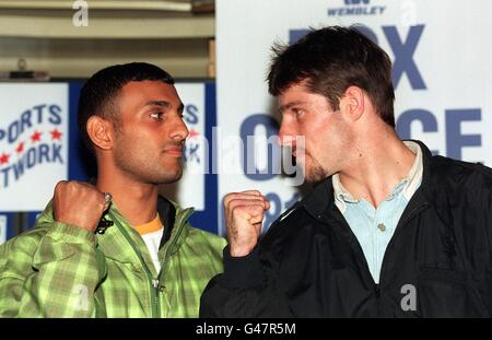 WBO e il campione di pesi piuma IBF Prince Naseem Hamed (a sinistra) si presenta faccia a faccia con Juan Cabrera argentino a Londra questo pomeriggio (Giovedi) prima del loro giro alla Wembley Arena questo Sabato. Foto di David Giles/PA. VEDI LA STORIA DI PA BOXING HAMED. Foto Stock