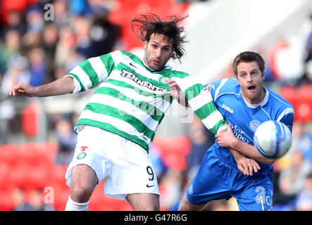 Georgios Samaras di Celtic e Alan Maybury di St Johnstone (a destra) durante la partita di premiership scozzese della Clydesdale Bank al McDiarmid Park, Perth. Foto Stock