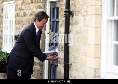 Il primo ministro David Cameron consegna i volantini NotoAV a Eynsham, Oxfordshire, mentre si batte contro l'adozione del voto alternativo (AV) che sarà deciso in un referendum giovedì 5 maggio. Foto Stock