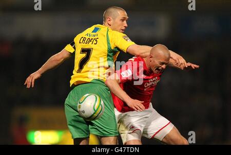 Andrew Crofts di Norwich City (a sinistra) e Paul Konchesky di Nottingham Forest (a destra) combatti per la palla in aria Foto Stock