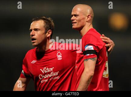 Paul Konchesky di Nottingham Forest (a destra) mostra la sua delusione per essere Inviato dall'arbitro Neil Swarbrick con il compagno di squadra Paul McKenna (sinistra) Foto Stock