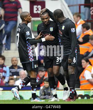 Darren Bent (al centro) di Aston Villa festeggia il primo punteggio del suo fianco Obiettivo del gioco con i compagni di squadra Ashley Young (a sinistra) e. Emile Heskey (destra) Foto Stock