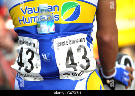 Ciclismo - Tesco Rutland - Melton International cicle Classic. Vista dettagliata del retro della maglia Pierre Drancourt di Eseg Douai con il numero 43 e una bottiglia d'acqua in una custodia Foto Stock