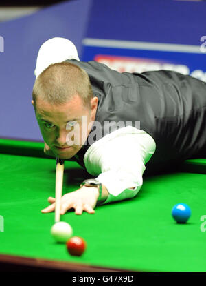 Stephen Hendry della Scozia al tavolo durante la sua prima partita ai Campionati Mondiali di Snooker Betfred.com al Crucible di Sheffield. Foto Stock