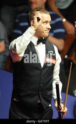 Stephen Hendry della Scozia celebra la vittoria nella sua prima partita durante i Campionati Mondiali di Snooker Betfred.com al Crucible di Sheffield. Foto Stock