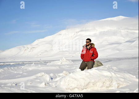 A piedi con i feriti spedizione Foto Stock