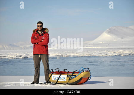 Il sergente dell'esercito britannico Stephen Young, che ha sofferto un servizio rotto in Afghanistan, ritorna a Longyearbyen, nelle isole artiche norewgiane di Svalbard, dopo un viaggio di successo al Polo Nord con la squadra 'Walking with the wiled' di militari feriti. Foto Stock