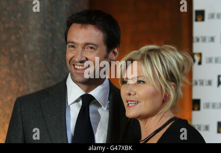 Hugh Jackman e sua moglie Deborra-Lee Furness arrivano per il beneficio di beneficenza dal vivo sotto la linea al Marriott St Pancras Renaissance Hotel, Londra. Foto Stock