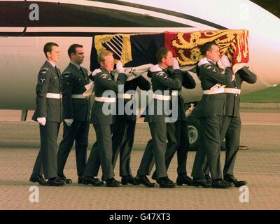 La bara di Diana, principessa di Galles, è condotta da un aereo dello Squadrone reale da uomini di servizio della Royal Air Force a RAF Northolt. La principessa e il suo amico Dodi Fayed sono stati uccisi in un incidente a Parigi durante le prime ore di questa mattina. Foto Stock