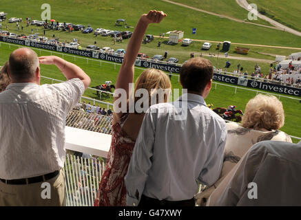 I Racegoers si acclamano sui loro cavalli nelle parate di handicap di Investec Asset Management. Foto Stock