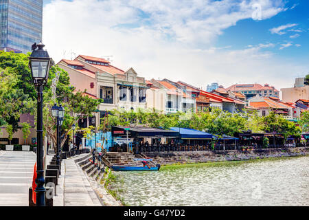 Singapore - Marzo 18, 2015: colorati bar e ristoranti che punteggiano il Fiume Singapore lungo Boat Quay. Foto Stock