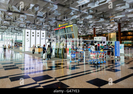 Singapore - Marzo 24, 2015: viaggiatori preparando per il check-in presso il Changi Airport Terminal 3, sala partenze. Foto Stock