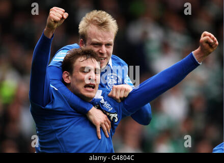 Nikica Jelavic (a sinistra) di Rangers festeggia con Steven Naismith (a destra) dopo aver segnato il gol vincente Foto Stock