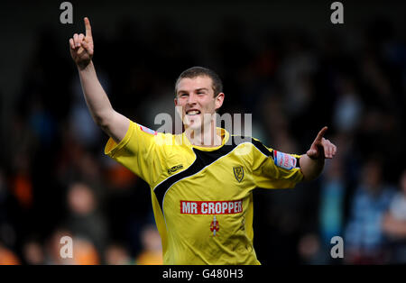 Calcio - npower Football League 2 - Burton Albion / Barnet - Pirelli Stadium. Sam Winnall di Burton Albion festeggia il raggiungimento dell'obiettivo di apertura del gioco Foto Stock