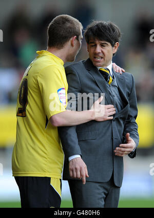 Sam Winnall di Burton Albion festeggia il traguardo di apertura Il gioco con il manager Paul Peschisolido Foto Stock