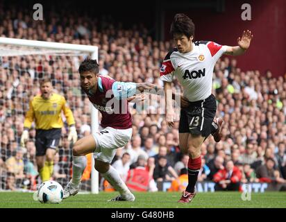 Calcio - Barclays Premier League - West Ham United / Manchester United - Upton Park. Manuel da Costa del West Ham United (a sinistra) e il Ji-Sung Park del Manchester United (a destra) lottano per la palla Foto Stock