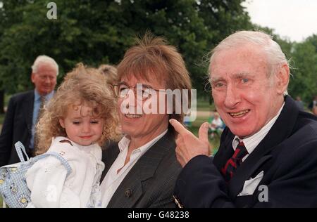 Il comico veterano Spike Milligan (a destra) incontra l'ex Rolling Stone Bill Wyman, con sua figlia Katherine, oggi a Kensington Palace (giovedì), per la presentazione della quercia Elfin di 600 anni, recentemente restaurata dal Principe di Galles. * 27/02/02: Spike Milligan morì all'inizio di oggi a casa sua in Sussex, ha detto il suo agente. Foto Stock