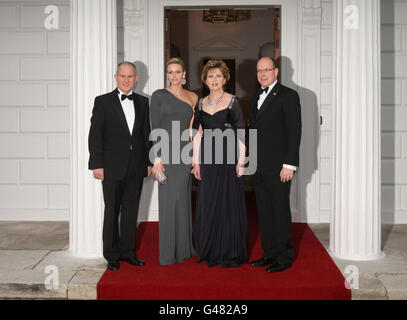 (Sinistra - destra) il principe Alberto di Monaco II e la sua fidanzata Charlene Wittstock, il presidente Mary McAleese e suo marito Martin McAleese arrivano per un banchetto di stato ad Aras an Uachtarain a Dublino. Foto Stock