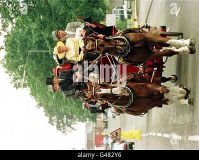 I Racegoers che arrivano in carrozza a Royal Ascot, oggi (Martedì), il primo giorno dell'incontro. Foto di Martyn Hayhow/PA Foto Stock