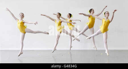 I ballerini della Irish National Youth Ballet Company hanno fatto una prova alla Dance House di Dublino per la loro celebrazione del 15° anniversario, che si terrà presso il Belvedere College e il Pavillion Theatre di Dun Laoghaire dal 12 al 16 aprile. Foto Stock