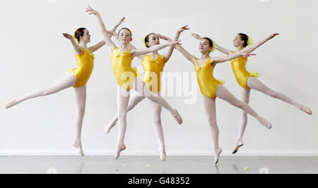 I ballerini della Irish National Youth Ballet Company hanno fatto una prova alla Dance House di Dublino per la loro celebrazione del 15° anniversario, che si terrà presso il Belvedere College e il Pavillion Theatre di Dun Laoghaire dal 12 al 16 aprile. Foto Stock