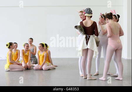 I ballerini della Irish National Youth Ballet Company hanno fatto una prova alla Dance House di Dublino per la loro celebrazione del 15° anniversario, che si terrà presso il Belvedere College e il Pavillion Theatre di Dun Laoghaire dal 12 al 16 aprile. Foto Stock