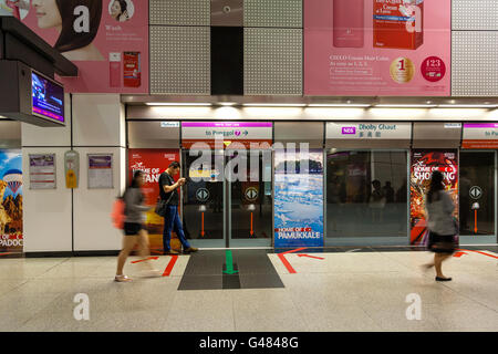 Singapore, Singapore - 10 dicembre 2014: le persone in attesa in corrispondenza alla stazione MRT di Dhoby Ghaut in Singapore. Foto Stock