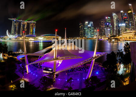 Una lunga esposizione colpo di Singapore skyline notturno di Marina Bay Foto Stock