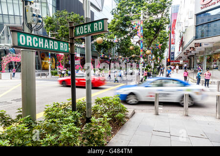 Singapore, Singapore - 10 dicembre 2014: acquirenti e turisti a piedi lungo lo spigolo di Orchard Road e Koek Road. Foto Stock