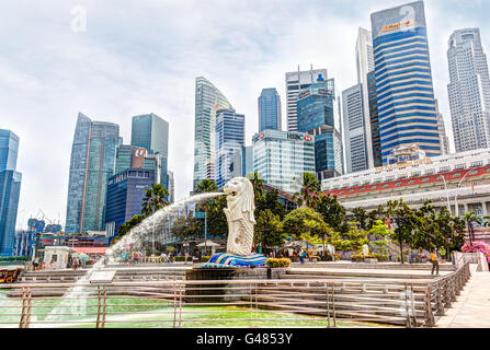Singapore, Singapore - 18 Marzo 2015: il rendering HDR di Singapore'iconica statua Merlion nel quartiere centrale degli affari. Foto Stock