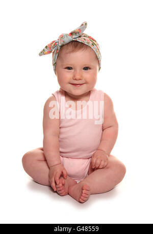 Bambina indossa vintage archetto floreale intaglio Foto Stock