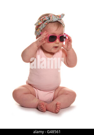 Bambina indossa vintage archetto floreali e occhiali da sole intaglio Foto Stock