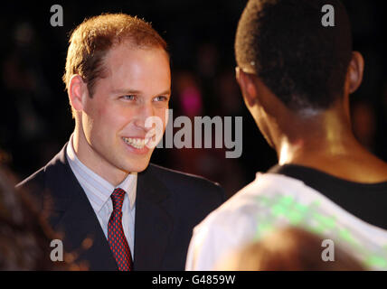 Il principe William (a sinistra) parla con uno studente di danza durante una visita alla Darwen Aldridge Community Academy, Darwen, Lancashire. Foto Stock