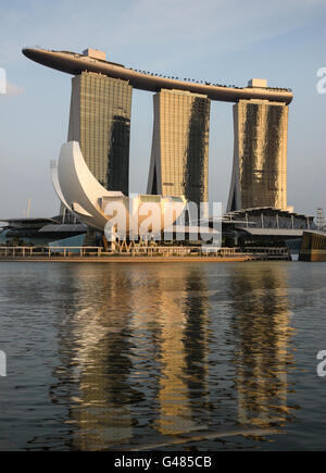 Singapore, Singapore - 7 Aprile 2011: il Marina Bay Sands Hotel brilla al sole del pomeriggio, colata di una riflessione di acqua Foto Stock