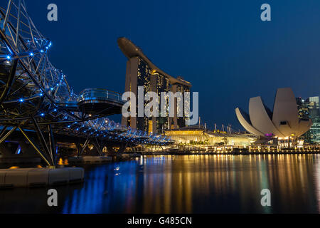 Helix ponte che conduce a Singapore il Marina Bay Sands Hotel presso il Marina Bay. Foto Stock