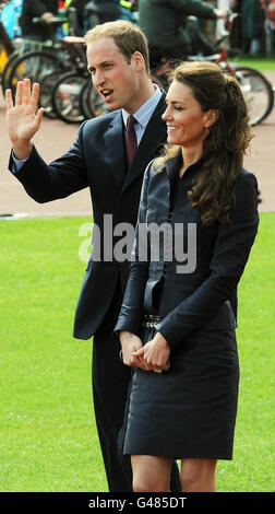 Il Principe William e Kate Middleton della Gran Bretagna arrivano al Witton Country Park di Blackburn, Lancashire questo pomeriggio, mentre intraprendono il loro ultimo impegno ufficiale congiunto prima del loro matrimonio. Foto Stock