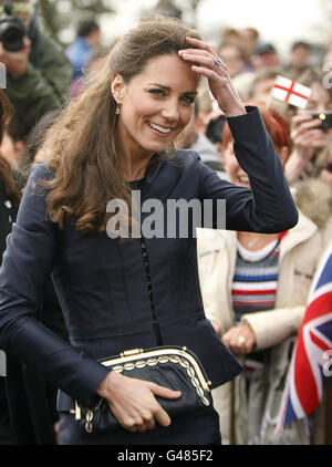 Kate Middleton incontra i suoi bravolieri durante una visita al Witton Country Park di Darwen, Lancashire, questo pomeriggio, dove lei e il principe William stanno intraprendendo il loro ultimo impegno ufficiale congiunto prima del loro matrimonio. Foto Stock