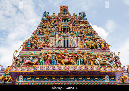 Intricati arte indù e divinità incisioni sulla facciata di Sri Veeramakaliamman tempio in Little India di Singapore. Foto Stock